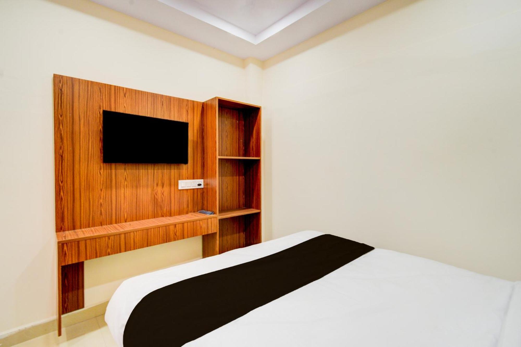 Hotel O D N Groups Sururnagar Exteriör bild